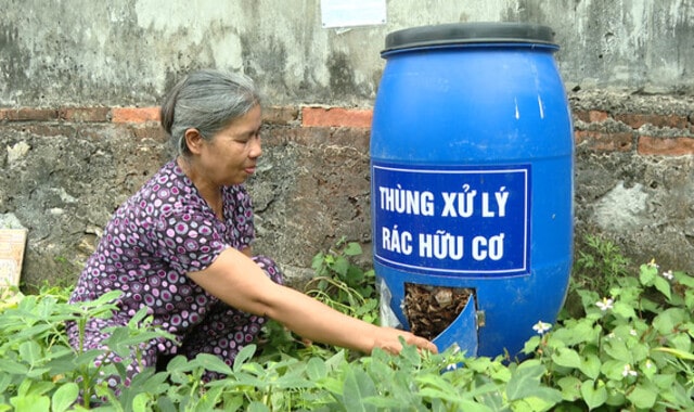 A compost bin is a mandatory tool to prepare if you want to compost organic waste at home