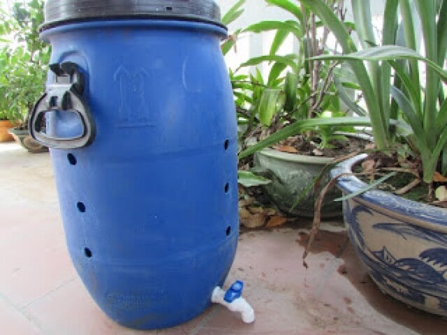 Making your own compost bin for organic waste has many benefits